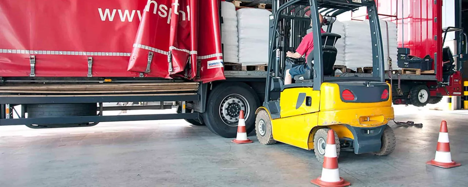 Heftruck laadt een vrachtwagen
