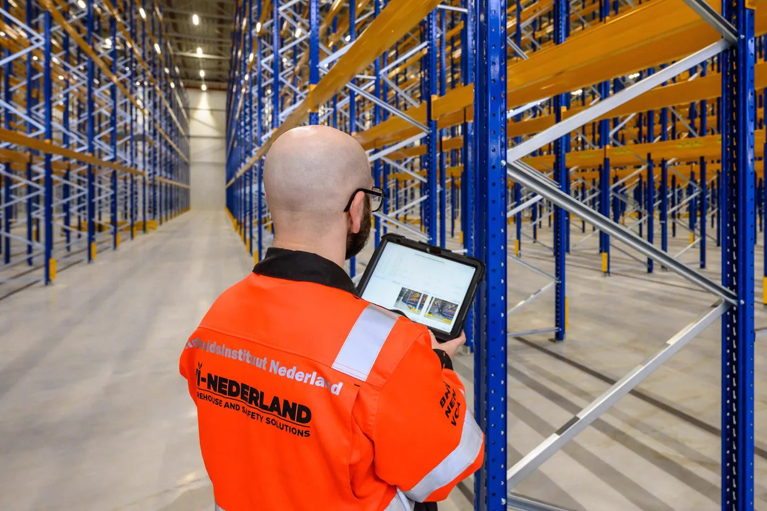 Keurmeester van VI-Nederland met tablet bij een palletstelling