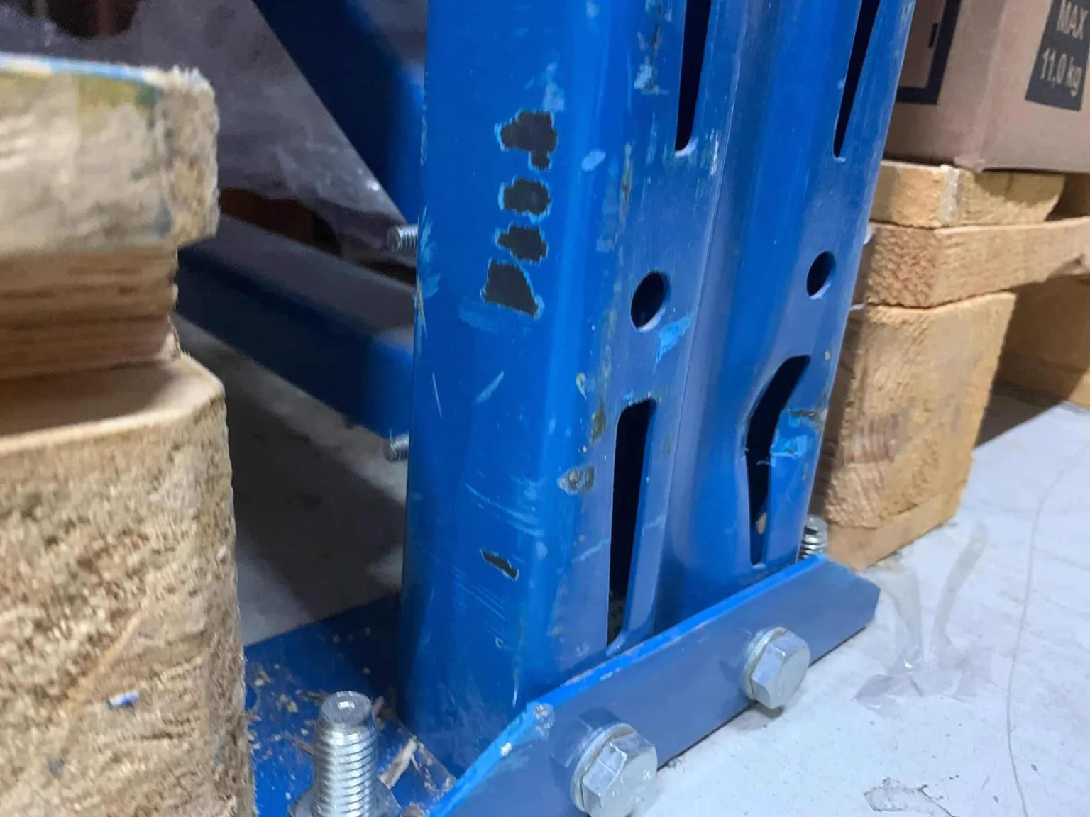 Reparatie van een stellingstaander